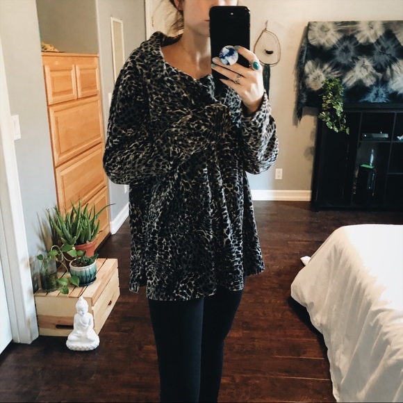 Sweaters - Vintage Cheetah Fuzzy Collared Soft Sweater 90’s